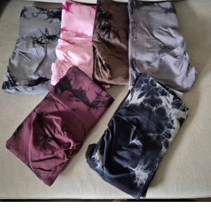 Shein Scrunch  - Säljer flera par leggings i olika färger med coolt batikmönster. Finns i nyanser av grått, rosa, brunt och vinrött. Perfekta för en avslappnad stil med en touch av färg. Alla superfina! Flera oanvända. Ett par dock nästade i grenen syns inte på