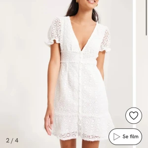 Studentklänning  - Vit klänning från kiss the sky som är helt slutsåld på Nelly. Storlek S utan några fläckar eller liknande endast använd en gång. Passar perfekt till stundet eller midsommar!❤️nypris 499 men säljer för 370, priset kan diskuteras, har fler bilder 