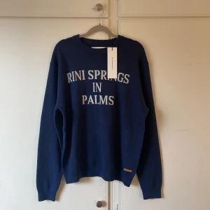  Blå tröja Baldessarini - Riktigt snygg stickad tröja från Baldessarini med text på framsidan. Storlek: S, Skick 10/10 - Helt ny, aldrig använd! Nypris ca 2000. Fråga på vid minsta fråga eller fundering! Priset är inte fast så kom med förslag!