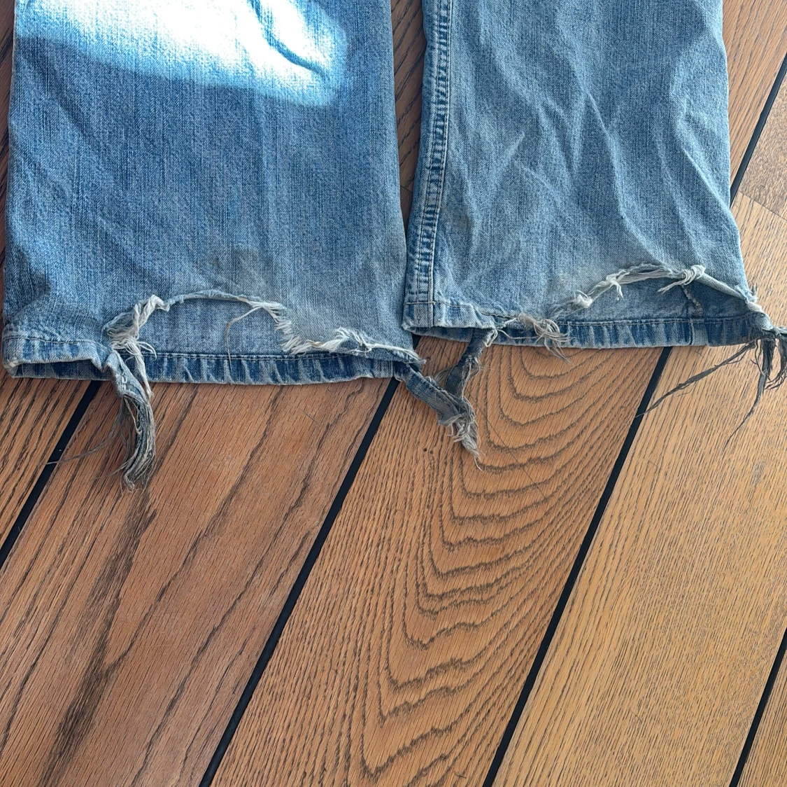 Blå jeans med slitningar - 3