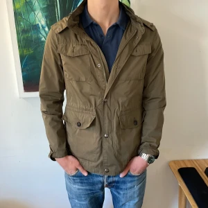 Massimo Dutti jacka - Riktigt fet massimodutti jacka. Kan ha luva men man kan zippa av den till en field jacket. Riktigt cool färg och gott skick. Nypris på cirka 1999kr. Skriv om ni har frågor 😊