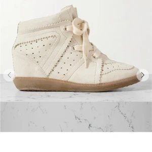 Beiga isabel marant!❤️ - Snygga beiga Bobbys med kilklack och perforerade detaljer. Skorna har snörning och en gummisula som ger bra grepp. Perfekta för en stilren look med en twist.