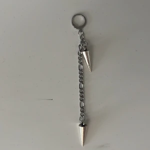 Hemmagjort silverörhänge med kedjor och nitar😍 - Hemmagjort silverörhänge med kedjor och nitar😍 Säljs styckvis