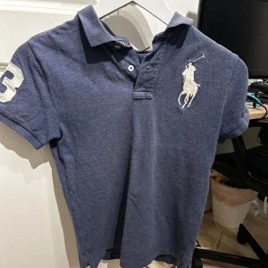 Ralph lauren pike - Hej! Säljer en fet polo Ralph lauren piké. Perfekt till sommaren. Det är storlek 10-12, passar runt 153-164. Priset är ej hugget i sten!👕