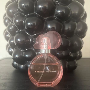 Cloud pink Ariana Grande - Cloud pink från Ariana Grande. 30 ml. Använd ca 1/3. 