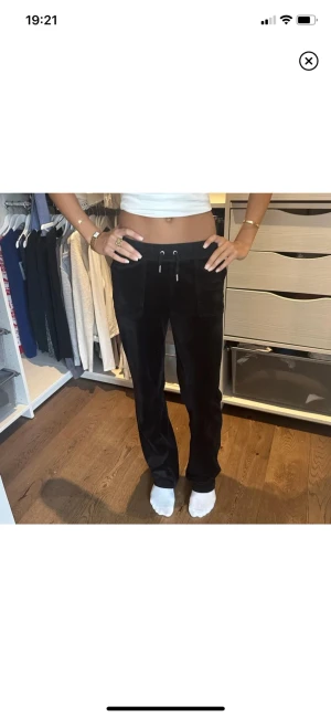 juicy couture byxor - säljer mina svarta juicy couture byxor då jag är i behov av pengar 🖤 superfint skick!