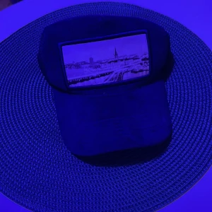 Mörkblå keps limiterad  - Snygg blå keps med ett tryck av en stadssilhuett på framsidan. Kepsen har en klassisk design med böjd skärm och justerbar baksida för perfekt passform. Perfekt för en avslappnad stil.