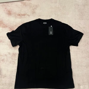 Svart t-shirt från Weekday - Säljer en stilren svart t-shirt från Weekday i storlek M. T-shirten har en Oversized fit.