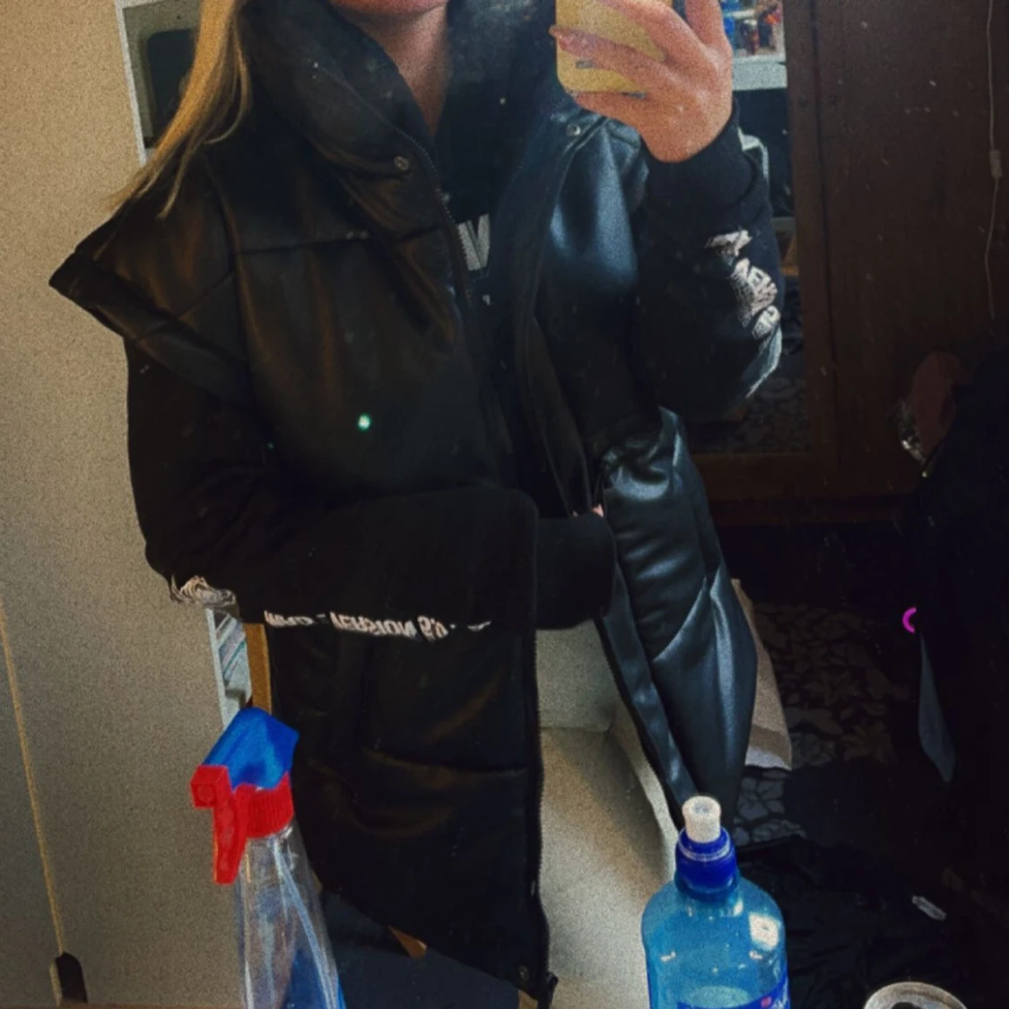 Väst i skinnimitation med hög krage - 1