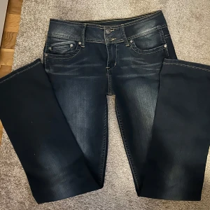 Lågmidjade bootcut jeans  - Säljer dessa skitsnygga lågmidjade bootcut jeans! Står ingen storlek men skulle gissa på M/S