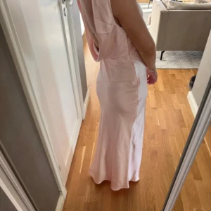 Rosa balklänning i satin från Showpo - Säljer denna superfina, helt slutsålda balklänningen från Showpo! Bilderna är lånade av tjejen som jag köpte den av på plick som är 160 cm. Aldrig använd bara testad och lappen är kvar! Orginalpris 1900 kr inklusive tull💕