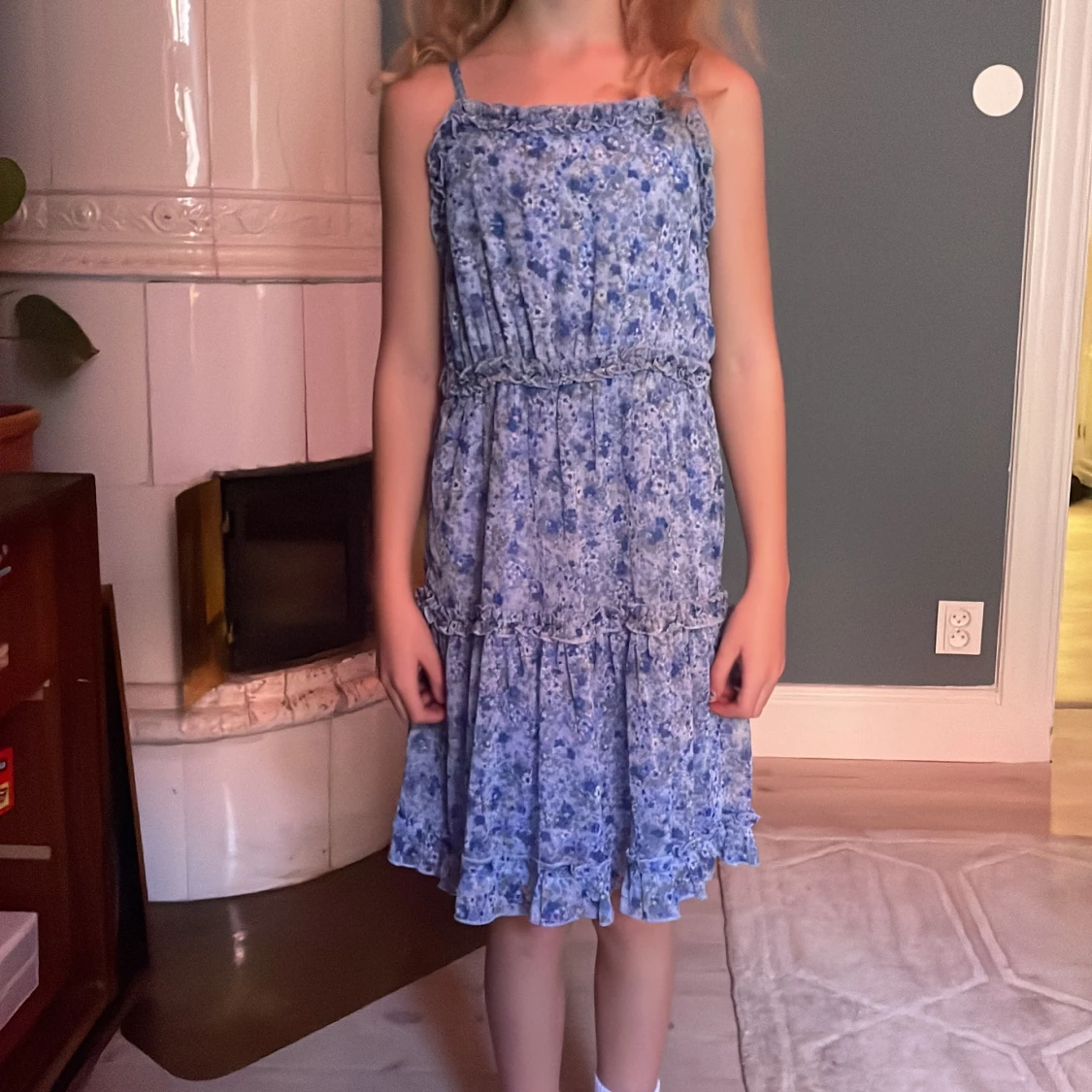 Blå blommig klänning med volangdetaljer