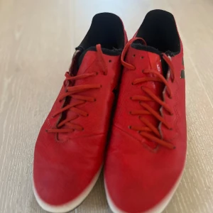 Röda fotbollsskor från Adidas - Snygga röda fotbollsskor från Adidas. Perfekta för fotbollsplanen med bra grepp. 