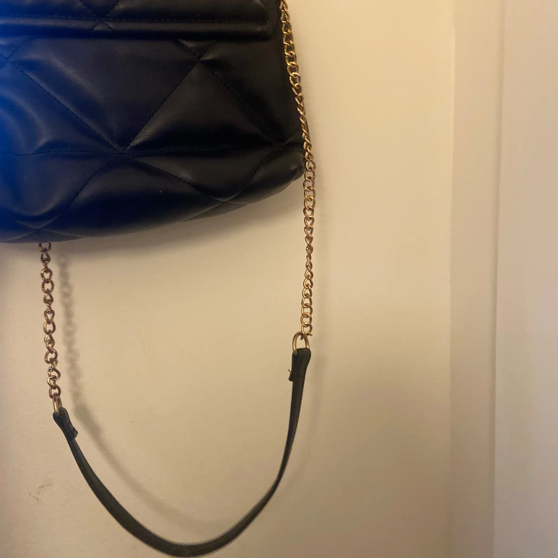 Svart quiltad axelväska med kedja - 3