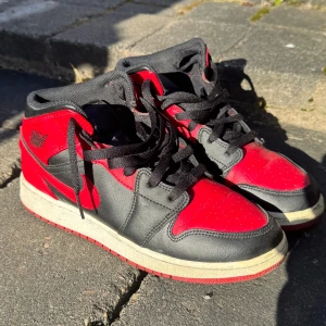 Svart och röd Nike Air Jordans - Bra skick, pris kan diskuteras vid snabb affär