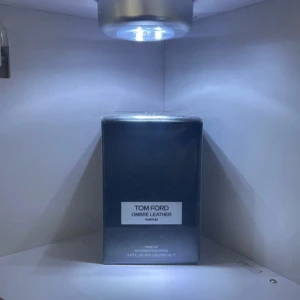 Tom Ford Ombré Leather Parfum -  Tom Ford, Ombré Leather. Flaskan innehåller 100 ml, den är helt ny i sin inplastade box. Kan diskutera pris👍