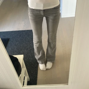 Grå jeans från Perfect Jeans - Snygga grå jeans från gina med en klassisk design. De har en normal passform, vilket ger en bekväm och stilren look. Perfekta för en avslappnad stil. Storlek 34, använda ca 4 ggr❤️