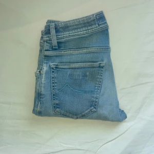  Jeans från Jacob Cohën - Snygga ljusblå jeans från Jacob Cohën| små tecken på användning så skulle säga att skicket ligger på 9/10| Nypris ligger på 6500 ❗️Har lite sköna slitningar vid fickorna| De är i storlek w29 så passar nog någon mellan 175-180|  Modellen: 180cm 63kg| Tyvärr följer inget OG med❌ Väldigt fräscha nu till våren och även sommaren. Besvarar självklart alla frågor✅ 