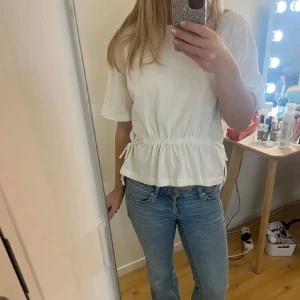 Vit t-shirt med knytning - Super snygg vit T-shirt från hm som har knytning vid sidorna, storlek xs💗inte alls använd mycket så väldigt bra skick 
