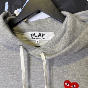 CDG hoodie  - Supersnygg CDG hoodie i storlek S. Perfekt för våren och sommaren. Fint skick! Lägg bud eller köp direkt. 