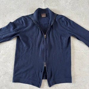 Mörkblå kofta med dragkedja - Mörkblå hel zip från Oscar Jacobson i merino ull. Står L men passar mer XS/S. Bra skick. Pris inte fast. Modellen är runt 180, den passar ungefär 172-182. 