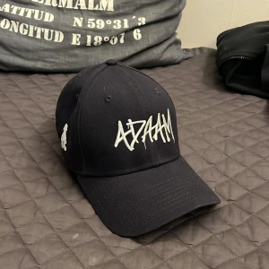 Adaam keps limited - Säljer nu min limited edition adaam keps, den går inte att köpa och kommer aldrig gå att köpa heller, vann den i en av hans tävlingar. Väldigt få som har kepsen, den är justerbar i storlek. Om ni har frågor är det bara att skriva privat😁