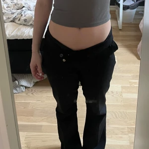 Svarta byxor från BikBok - Jötte fina kostymbyxor ifrån bikbok. Har vikt ner de för att få mer low waist💞Sitter bra på mig som använder 36 i byxor