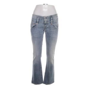 Herrlicher jeans - Jag säljer dessa jeans, ny köpta  ifrån Sellpy med prislappen kvar. Jätte bra kvalite men det passade tyvärr inte mig💕 bara skriva om du har några frågar