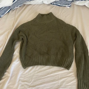 Olivgrön stickad polotröja från H&M - Säljer en olivgrön stickad polotröja från H&M. Använd några gånger men är i jätte bra skick!❤️