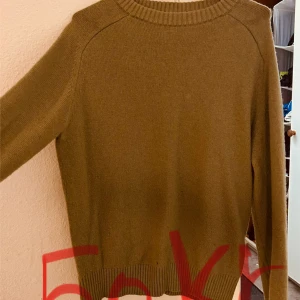 Brun stickad tröja - Säljer en brun stickad tröja med rund hals och långa ärmar. Perfekt för kyligare dagar och enkel att matcha med olika outfits.