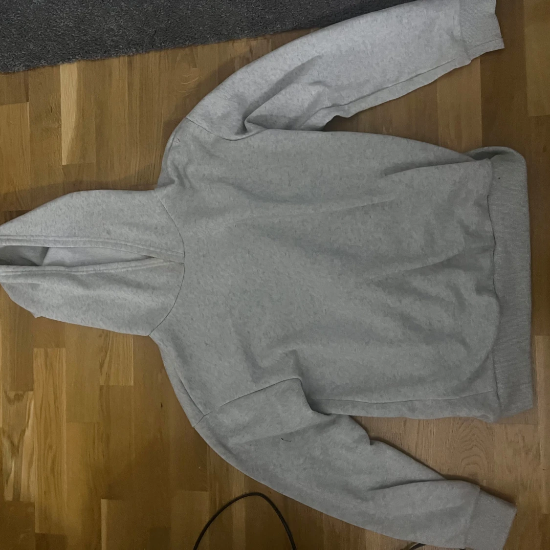 Grå hoodie med discokulor - 1