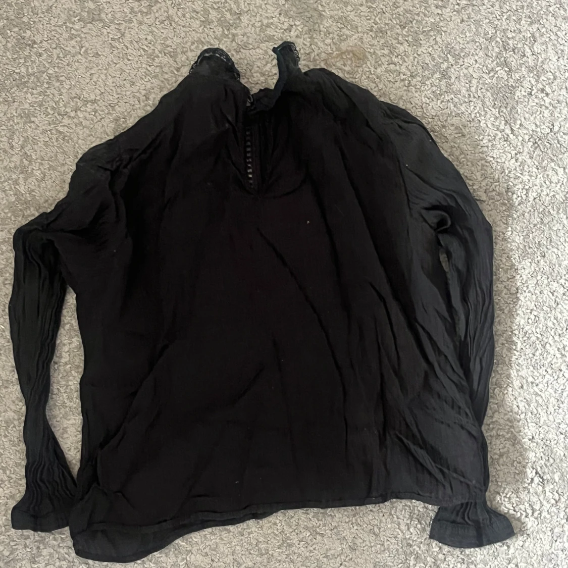 Svart blus med spetsdetaljer - 1