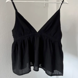 Svart volang linne - Snyggt svart volang linne i storlek L men sitter som en S🩷