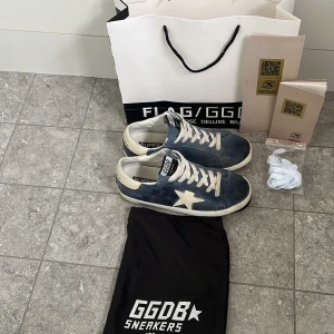 Blå Golden goose - Snygga blå Golden goose/ GGDB med vit stjärndetalj på sidan. Skorna har en klassisk snörning och en bekväm sula. Perfekta för en avslappnad stil.