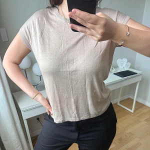 Beige kortärmad topp - Supermjuk tröja går att klä upp och ner ❤️