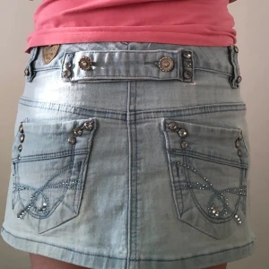 As snygg kjol! - Den är i Xs och i super skick! Om du har frågor så tveka inte att fråga💓Liten defekt är att ena knappen hänger ut lite, inget man tänker på!