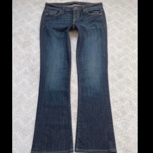 Mörkblå bootcut jeans från Guess - Snygga mörkblå bootcut jeans från Guess med låg midja.  Midjemått 38, innerbenslängd 78