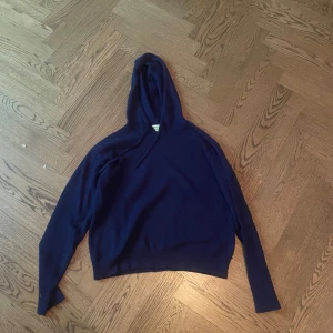 Mörkblå kashmir hoodie - Säljer en marinblå cashmere hoodie från from future som är i väldigt bra skick. Den är 100% cashmere och nypris på den är 2200kr säljer nu för 600kr