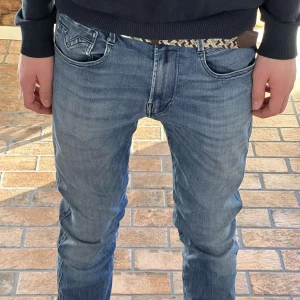Replay Jeans  | Ljusblå  | Storlek: 31/32 - Tja. Säljer nu dessa replay jeans i färgen ljusblå. Jeansen är i mycket gott skick och inga synliga skavanker finns med. Modell: Anbass | Passform: Slim fit. Vid funderingar hör av er