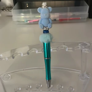 Hemmagjord blå penna med en nalle🧸 - En hemmagjord grön penna med en nallebjörn på💕