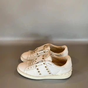 Valention opens  - Tja, säljer nu dessa sjukt snygga valentino opens i väldigt bra skick, tveka inte att höra av er!