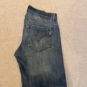 Blå jeans dondup  - Snygga blå jeans från märket dondup. De har en normal passform och är perfekta för en avslappnad stil. Nypris:2500/ mitt pris: 699. 
