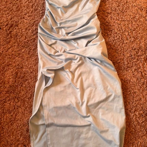 Ljusblå klänning med öppen rygg  - Elegant ljusblå klänning med öppen rygg