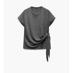 Grå topp - Grå t-shirt med knytning från zara, prislappen kvar