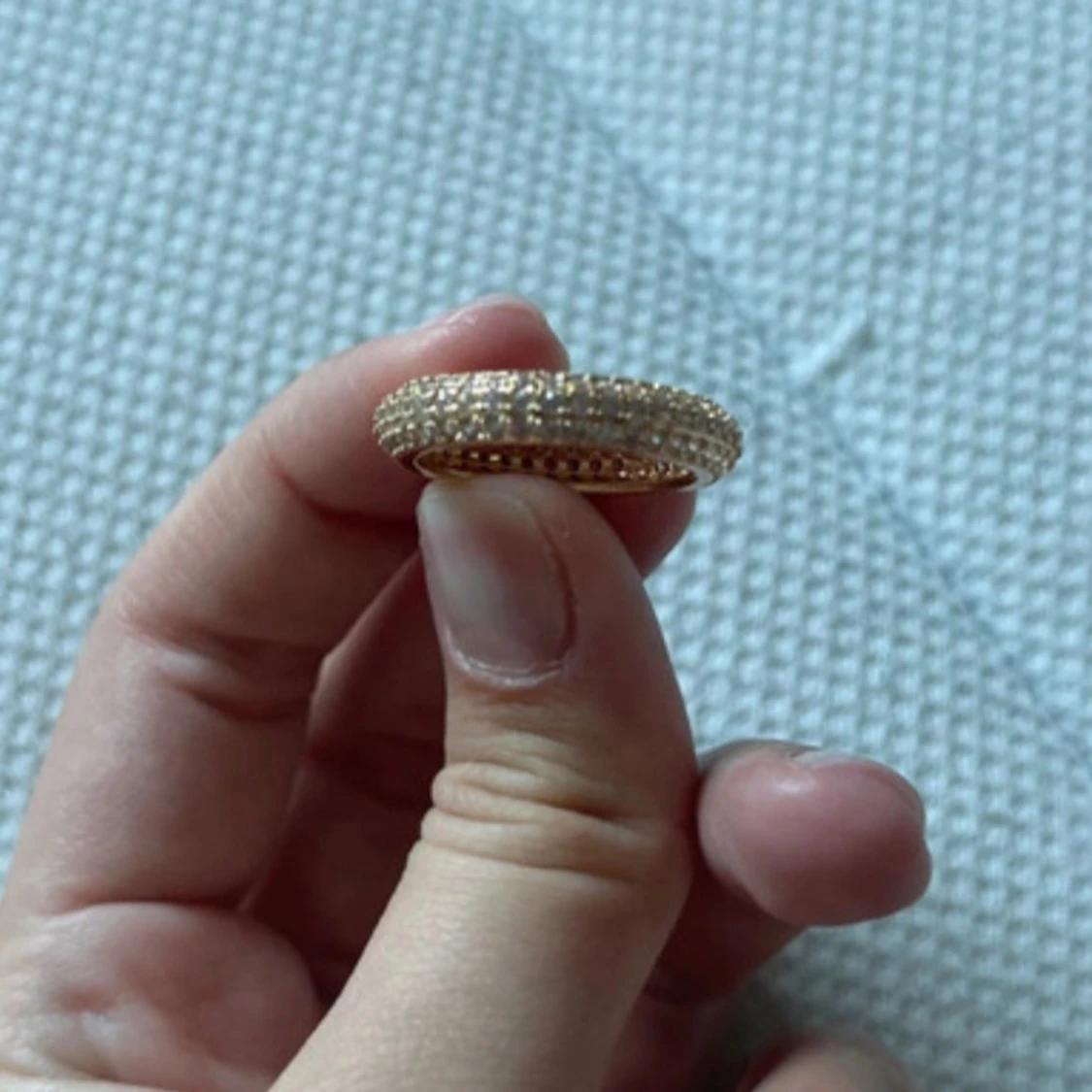 Glittrig ring i guld - 2