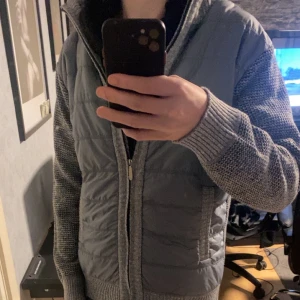 Grå stickad cardigan jacka - Snygg grå cardigan perfekt nu till våren. Sällsynt! Skriv om ni har funderingar. Tar emot pris förslag
