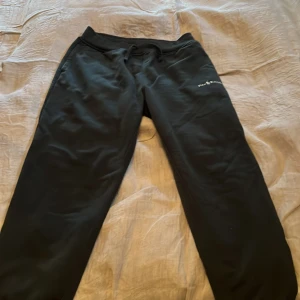 Mjukisbyxor från Ralph Lauren - Ralph Lauren mjukisbyxor som använts endast fåtal gånger. Nypris var runt 1800 kronor. Används aldrig därav säljer jag. Meddela gärna för fler bilder eller vid frågor!