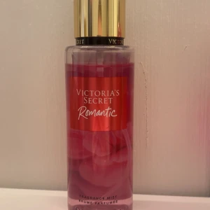 Victoria's Secret Romantic Parfym/Bodymist - använd fåtal gånger