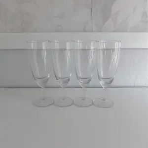 4st små champagneglas som är använda ett fåtal gånger. Det är märken från att dom diskats (se bild), annars inget märkbart! FÖRST TILL KVARN!