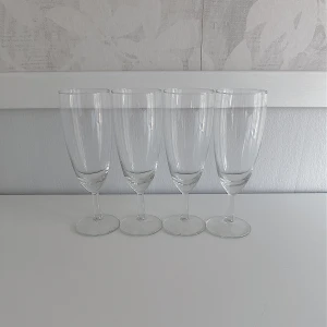 4st små champagneglas  - 4st små champagneglas som är använda ett fåtal gånger. Det är märken från att dom diskats (se bild), annars inget märkbart! FÖRST TILL KVARN!